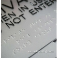Braille bajo el número de auditorio ADA